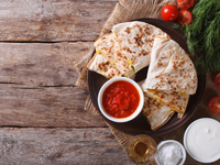 Кесадилья: рецепт пшеничных лепешек с курицей и сыром