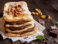 Простой шоколадный пирог “Черное/белое” из слоеного теста