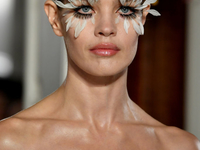 Неделя высокой моды в Париже: Эффектный выход Водяновой