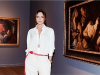 Образ дня: Виктория Бекхэм в белоснежном костюме