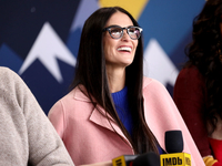 Деми Мур показала, как выглядит идеальное пальто