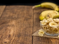 Банановые чипсы: топ-3 рецепта домашнего лакомства