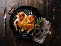 Сытный ужин: цыпленок тапакả на сковороде