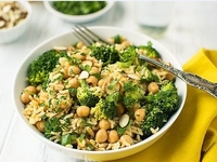 Мечта гурмана: салат из брокколи с нутом и диким рисом