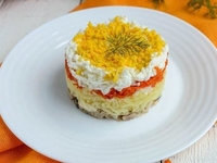 К празднику: простой салат со шпротами