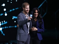 Принц Гарри "вытащил" на сцену Меган Маркл на благотворительном мероприятии