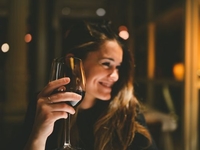 4 приятных причины выпить бокал вина прямо сейчас