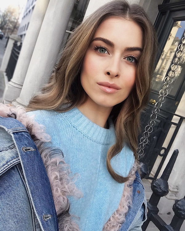 "Нежно и изысканно": Внучка Ротару позировала в стильном наряде украинского бренда