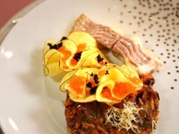 Сом в соляном панцире с овощным соусом по рецепту "Страва честi"