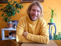 Пьяный Ванька в засаленной тельняшке: Дорн выпустил клип на русскую застольную