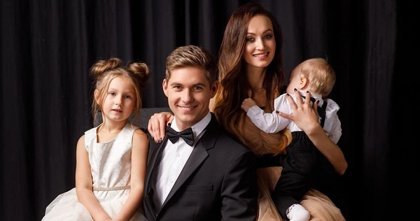 Семейный стиль: Владимир Остапчук поделился снимком с женой и двумя детьми