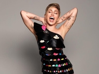 Майли Сайрус взбудоражила Сеть "пикантными" снимками