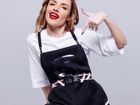 "Неужели замуж?": MamaRika поделилась снимками в свадебном платье