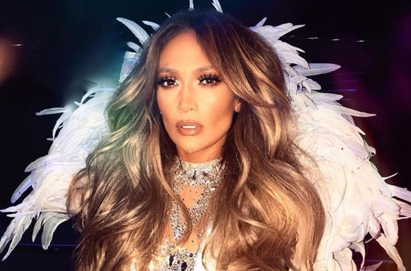 Полуголая Джей Ло "верхом" на рояле покорила Сеть