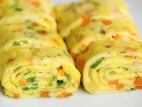 На завтрак: Яичный ролл с сыром и ветчиной