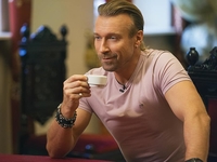 Танцы и розы: Олег Виник показал бекстейдж со съемок "Пчела Майя"