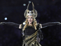 Мадонну заставили в аэропорту снять паранжу