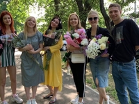 Актеры сериала "Школа" неожиданно приехали на последний звонок в Николаеве