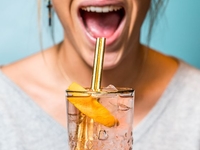 Полезно ли пить воду с лимоном натощак: мнение диетолога