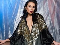 Летние подработки: Светлана Вольнова копала картошку, а DJ NANA продавала яблоки