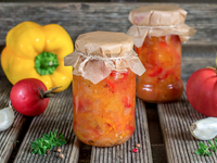 Актуальный рецепт пикантных помидоров на зиму