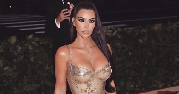 Ким Кардашьян показала архивный снимок с бабушкой