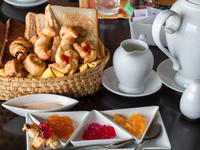 Вкуснейшие рогалики с абрикосовым джемом и орехами