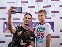 "К ребенку нужен подход": Звезда сериала "Школа" ответил на вопросы детей-журналистов Babyphotostars