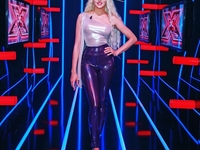 "Скучали?": Оля Полякова вернулась в Instagram с глубоким декольте