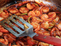 Пикантно: креветки в томатно-чесночном соусе