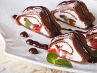 Сладкие блинные роллы с творогом и шоколадным соусом