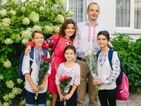 Ведущие 1+1 показали своих детей в школе