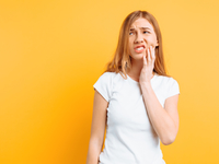 Почему кровоточат десны: ответ стоматолога