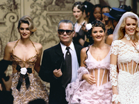 От-Шанель: 10 знаковых нарядов великолепного Карла Лагерфельда