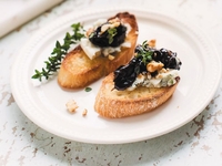 Необычные закуски: жареный чернослив с горгонзолой