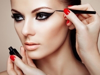 «Кошачий взгляд»: Модные стрелки для девушек с разной посадкой глаз