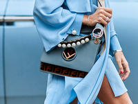 Новая сумка за 1 минуту: Как преобразить старый аксессуар с помощью нехитрых украшений?