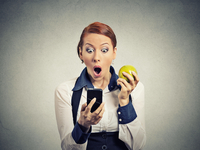 Иранский стриминговый сервис "удалил" всех женщин с обложек альбомов - Сеть гудит