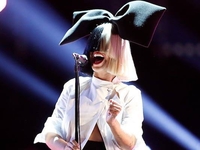 Певица Sia призналась, что страдает от серьезного недуга