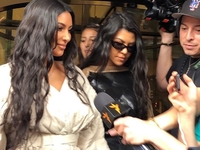 Ким Кардашьян покрестила младших детей на исторической родине своего отца