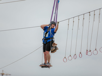 Зважені та щасливі: Участники выдержат испытание на высоте между домами