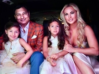 Камалия с мужем и дочерьми украсила обложку популярного глянца