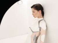 Елена Темникова появилась в клипе в образе Призрака в доспехах