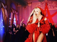 В новом клипе Полякова станцевала на кладбище в компании зомби