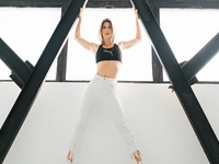 Анита Луценко поделилась комплексом упражнений на все группы мышц