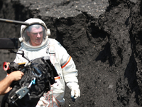 Космическая любовь в новом клипе Арсена Мирзояна “Незнайомці”