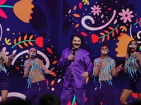 Павел Зибров на съемках новогоднего шоу начал рвать свои застрахованые усы