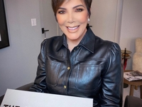 Мать сестер Кардашьян-Дженнер засветилась в дерзком мини