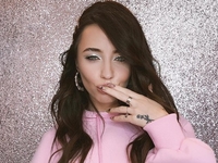 Надя Дорофеева "зажгла" в танце с двумя девушками: видео