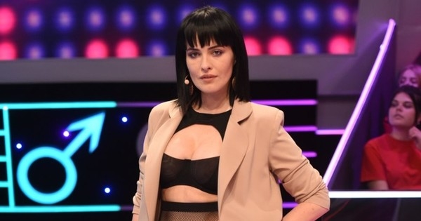 Даша Астафьева показала фигуру в жемчужном корсете